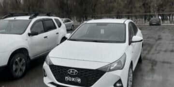 Түркістандық тұрғын көлігінің мемлекеттік нөмірінің орнына балағат сөз жазып қойған